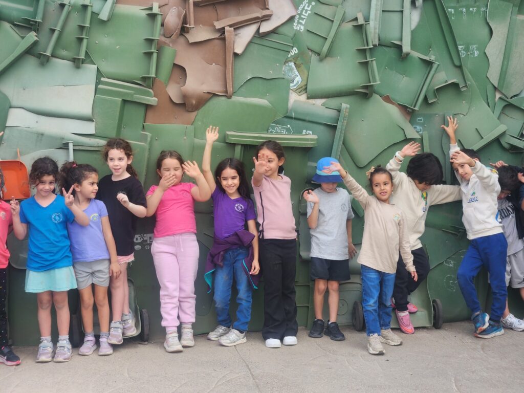 primary school kids at recycling museum